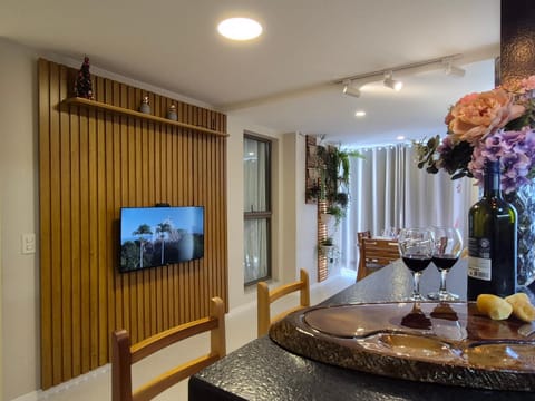 Communal lounge/ TV room, TV and multimedia, Food and drinks, Dining area, Food, Drinks, Alcoholic drinks