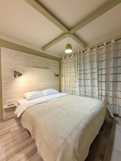 Bed, TV and multimedia, Evening entertainment, Bedroom