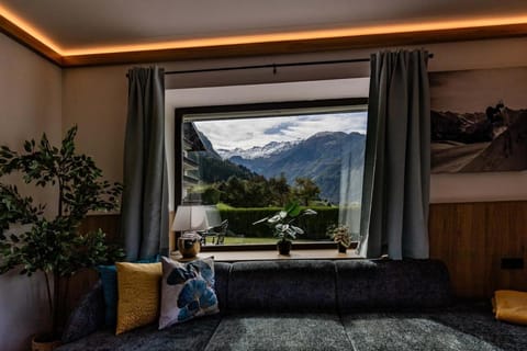 Natural landscape, Photo of the whole room, Seating area, Mountain view