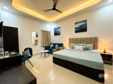 Bed, TV and multimedia, Seating area