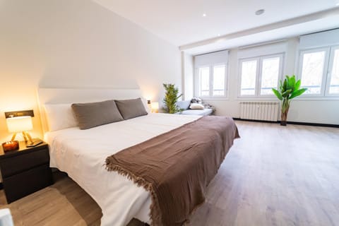 Bed, Living room, Photo of the whole room, internet