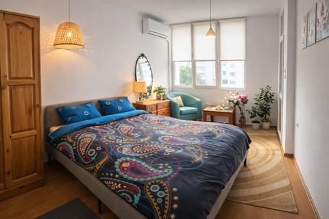 Bed, Living room, Photo of the whole room, Seating area, Bedroom