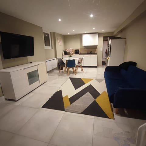 Communal lounge/ TV room, Kitchen or kitchenette, Dining area, oven