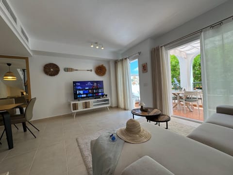 Communal lounge/ TV room, Living room, Seating area