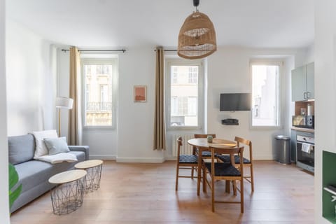 TV and multimedia, Kitchen or kitchenette, Living room, Seating area, Dining area