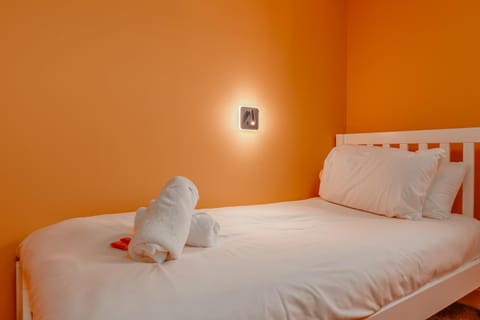 Bed, Photo of the whole room, Bedroom, towels