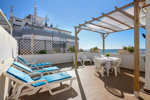 Property building, Balcony/Terrace, Living room