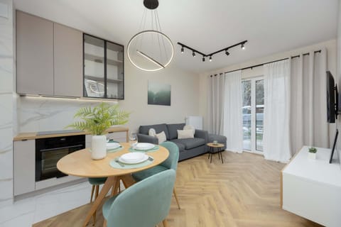 TV and multimedia, Kitchen or kitchenette, Living room, Seating area, Dining area