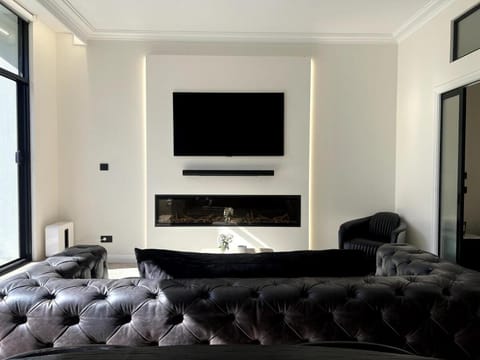 TV and multimedia, Living room, Seating area, Evening entertainment