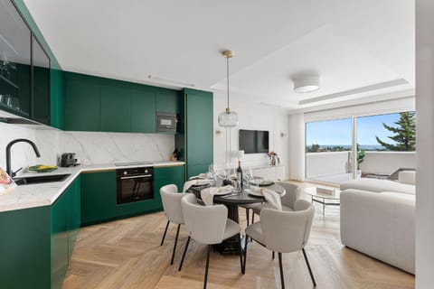 TV and multimedia, Kitchen or kitchenette, Living room, Seating area, Dining area, oven, stove