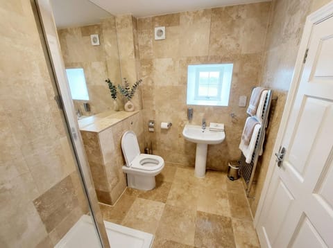 Bamburgh - Sleeps 8 - 3 Bedrooms 2 Bathrooms - Secure Garden - Dogs Stay For Free - Stunning Beach Walks and Views - Log Fire - Outdoor Seating and Eating - Off Street Parking - Quiet Rural Location - Fast Wifi House in England