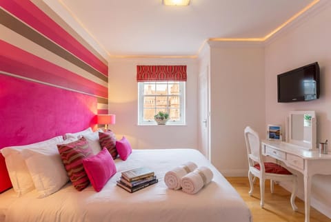 Bed, TV and multimedia, Photo of the whole room, Bedroom, hair dresser