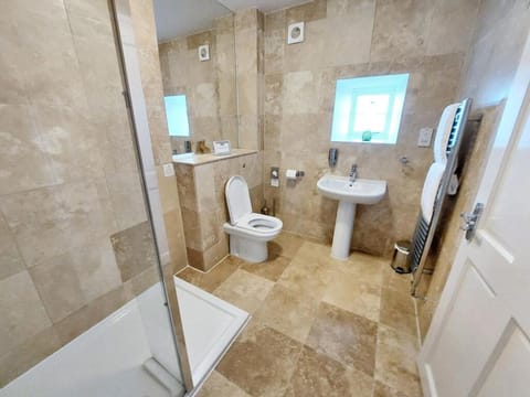 Shower, Toilet, Bathroom, towels