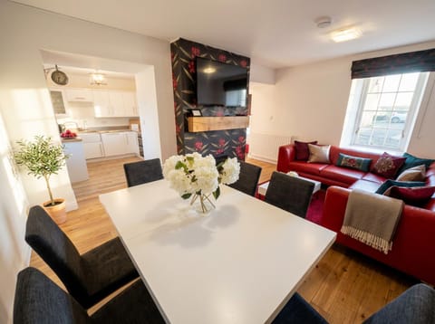 TV and multimedia, Kitchen or kitchenette, Living room, Seating area, Dining area, pet friendly, stove