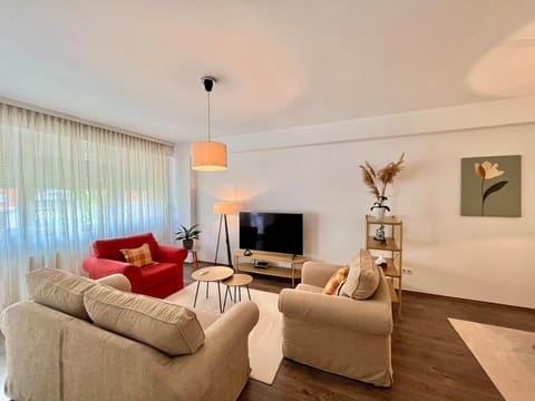 Communal lounge/ TV room, TV and multimedia, Living room, Seating area, Evening entertainment
