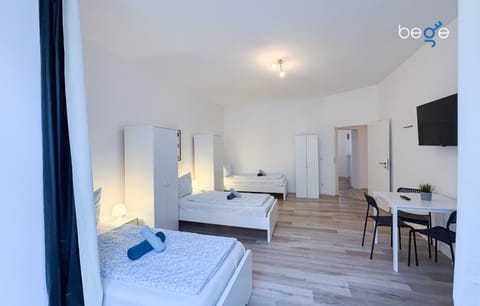 Bed, TV and multimedia, Photo of the whole room, Bedroom, towels, wardrobe