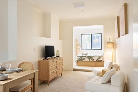 Bed, TV and multimedia, Living room