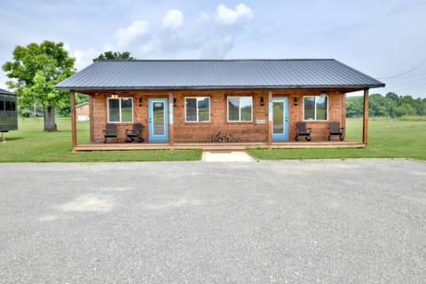 Relax by the Fire • Grill & Dine Under the Stars Apartment in Tennessee