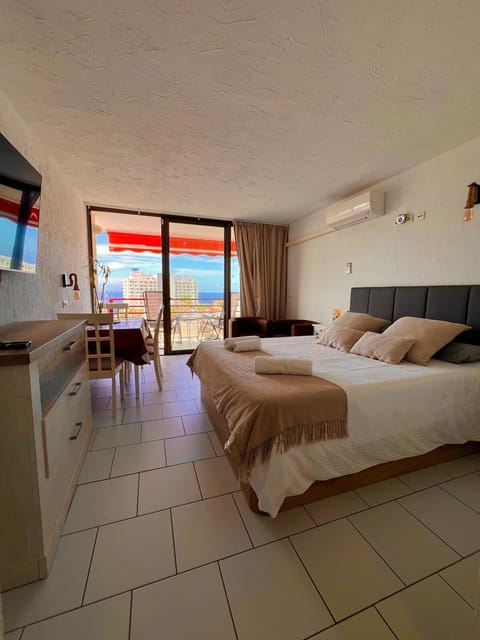 Bed, TV and multimedia, Living room, Photo of the whole room, Seating area, Bedroom, air conditioner