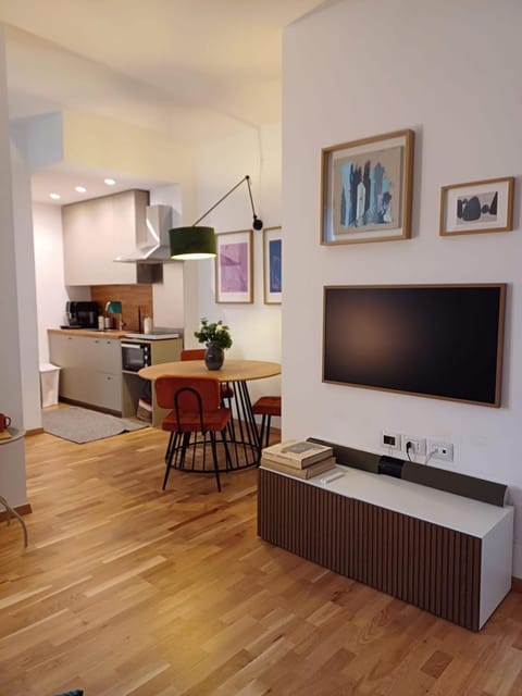 Communal lounge/ TV room, TV and multimedia, Kitchen or kitchenette, Living room, Seating area, Dining area, Evening entertainment