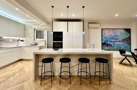 Coffee/tea facilities, Dining area, oven, stove, kitchen