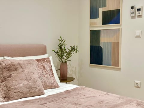 Bed, Photo of the whole room, Decorative detail, Bedroom