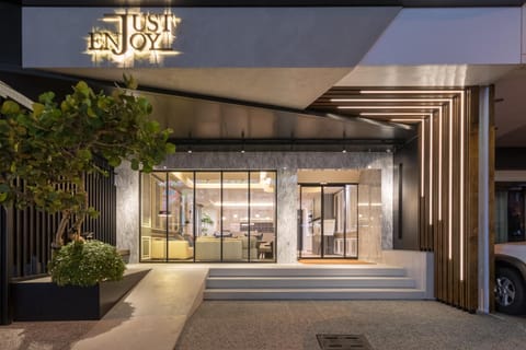 Facade/entrance