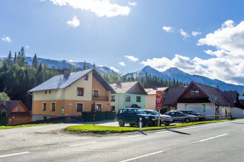 Property building, Neighbourhood, Natural landscape, Mountain view, Street view, Location, Parking
