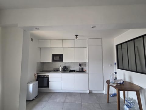 Coffee/tea facilities, microwave, oven, kitchen