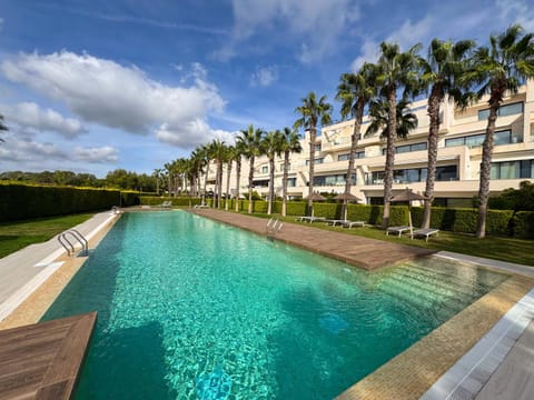 Property building, Garden, Swimming pool, sunbed