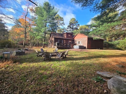 4BR Cabin by the Lake with Hot Tub, Game Room, Fire Pit Cabin in Hickory Run State Park