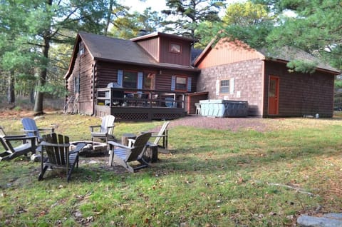 4BR Cabin by the Lake with Hot Tub, Game Room, Fire Pit Cabin in Hickory Run State Park
