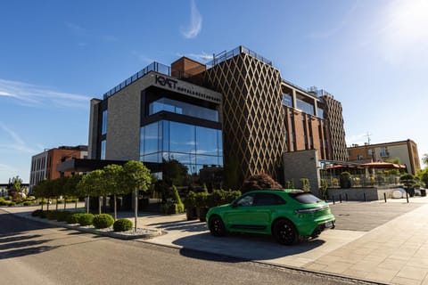 Property building, Restaurant/places to eat, Breakfast