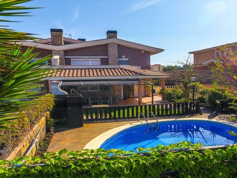 Patio, Facade/entrance, Spring, Off site, Day, Property logo or sign, Summer, Darts, Garden, Lobby or reception, Decorative detail, Garden view, Pool view, Street view, Swimming pool