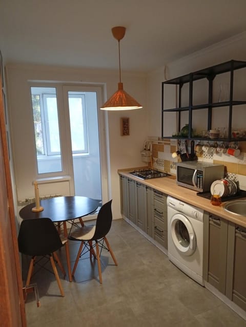 Kitchen or kitchenette, Dining area, dishwasher, oven, stove, washing machine