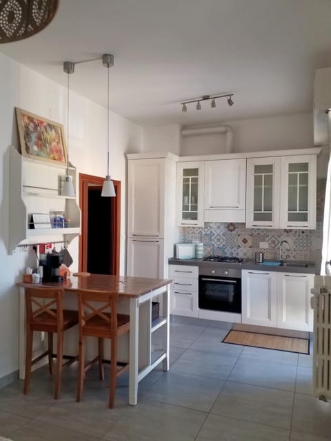 Kitchen or kitchenette, Dining area, oven, stove