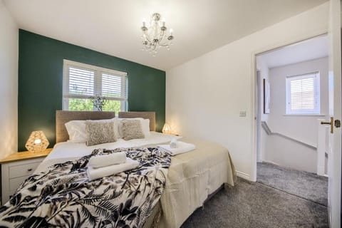 NEW! Private Driveway, Spacious, 2 Bathroom, Fast WiFi House in Coventry