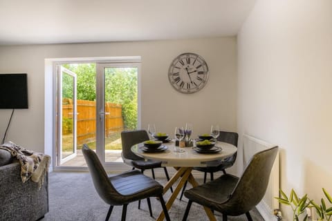 NEW! Private Driveway, Spacious, 2 Bathroom, Fast WiFi House in Coventry