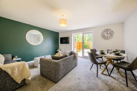 NEW! Private Driveway, Spacious, 2 Bathroom, Fast WiFi House in Coventry