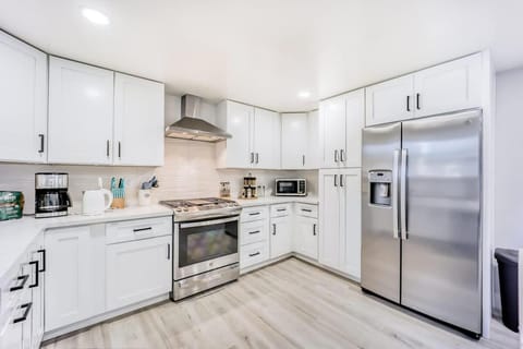 Luxury Family Home w AC and Patio near Meta and Stanford House in Menlo Park