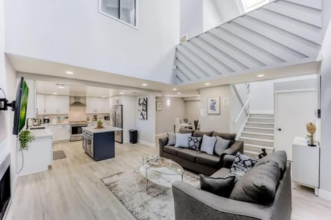 Luxury Family Home w AC and Patio near Meta and Stanford House in Menlo Park