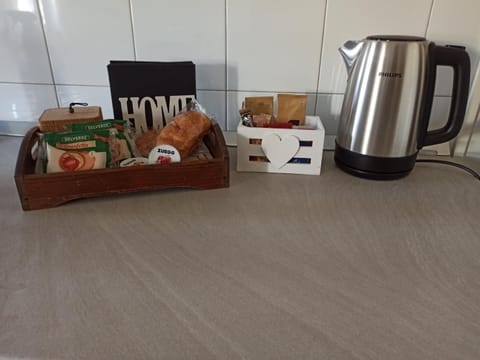 Coffee/tea facilities, Kitchen or kitchenette, Food and drinks