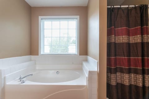 6BR Home • Spacious Yard + Grill • Peaceful Suburb House in Locust Grove