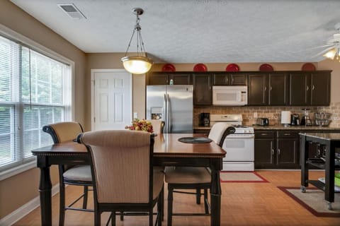 6BR Home • Spacious Yard + Grill • Peaceful Suburb House in Locust Grove