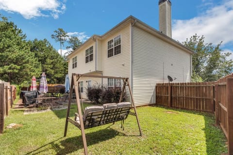 6BR Home • Spacious Yard + Grill • Peaceful Suburb House in Locust Grove