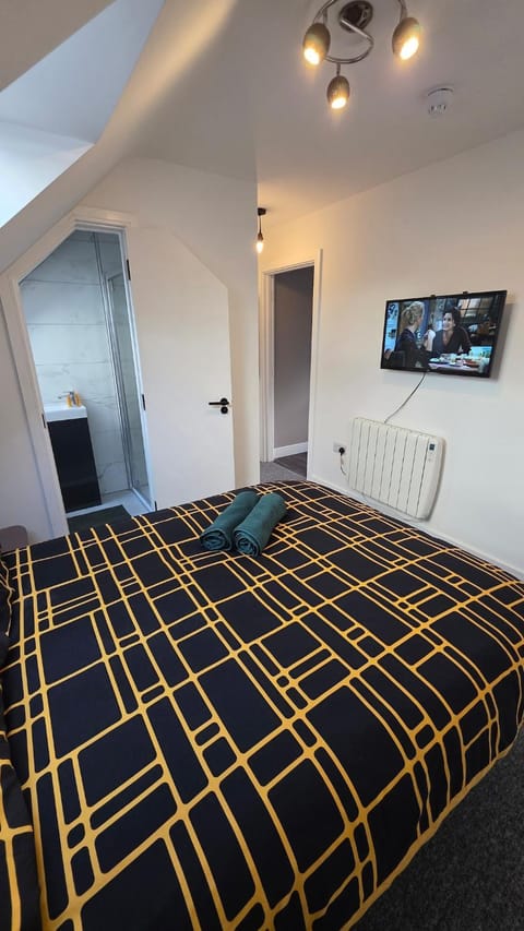 Bed, TV and multimedia, Photo of the whole room, Bedroom