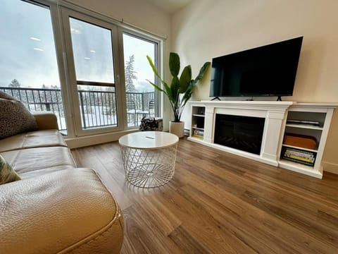 TV and multimedia, Living room, Evening entertainment