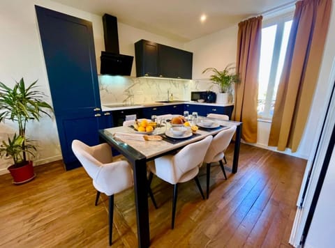 Kitchen or kitchenette, Dining area