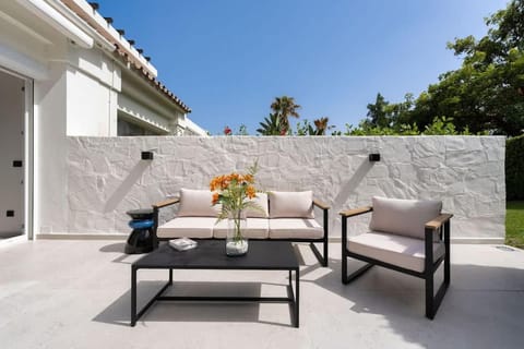 Beach 9 min Golf Private yard Parking 2 Pools Apartment in Marbella