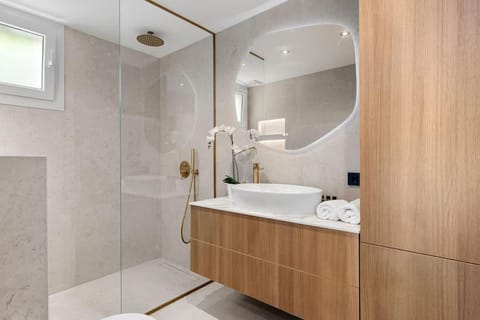 Beach 9 min Golf Private yard Parking 2 Pools Apartment in Marbella